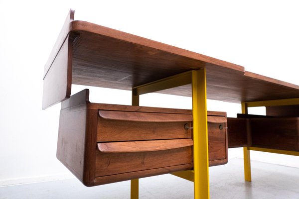 Mid-Century Modern Italian Wooden Desk in Walnut, 1960s-FGA-1132505