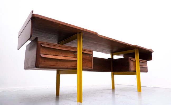 Mid-Century Modern Italian Wooden Desk in Walnut, 1960s-FGA-1132505