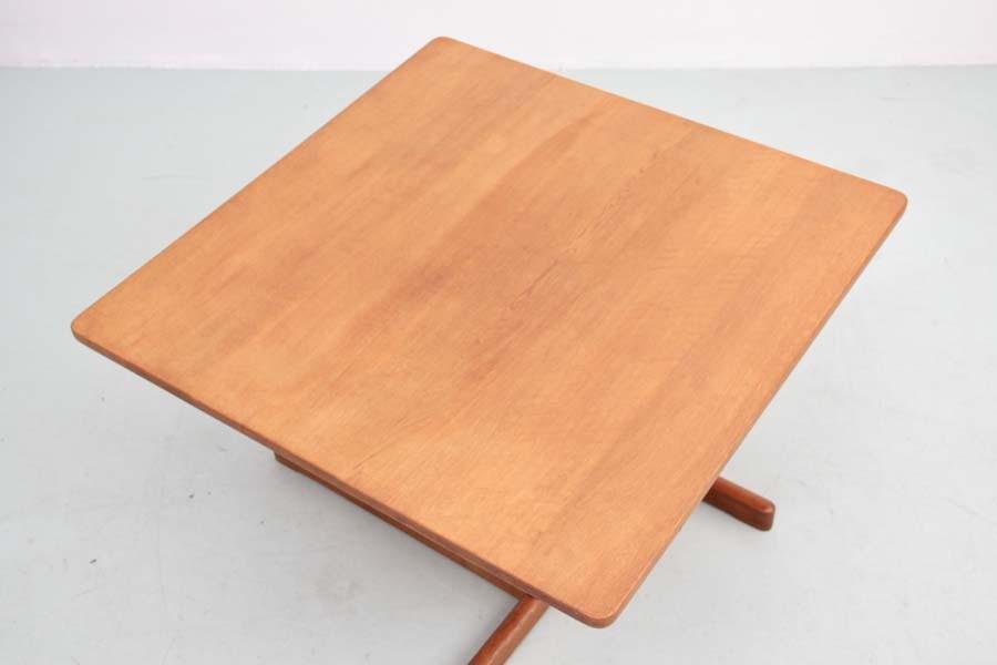 Mid-Century Modern Scandinavain Model 5217 Coffee Table by Børge Mogensen