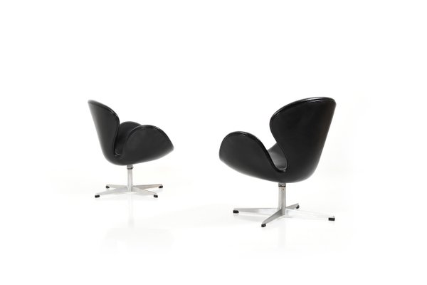 Mid-Century Swan Chairs by Arne Jacobsen for Fritz Hansen, Set of 2-RA-535701