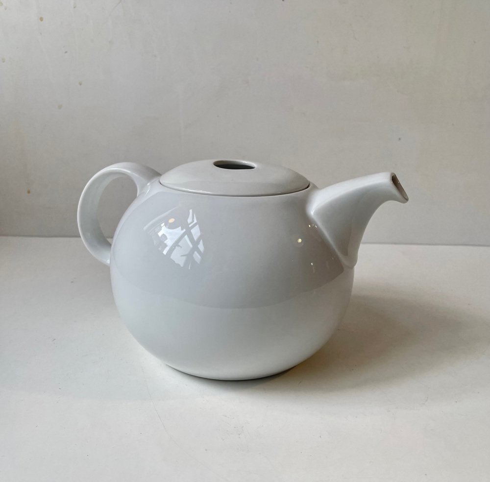 Mid-Century White Porcelain Corinth Tea Pot by Martin Hunt Corinth for Bing & Grondahl, 1970s