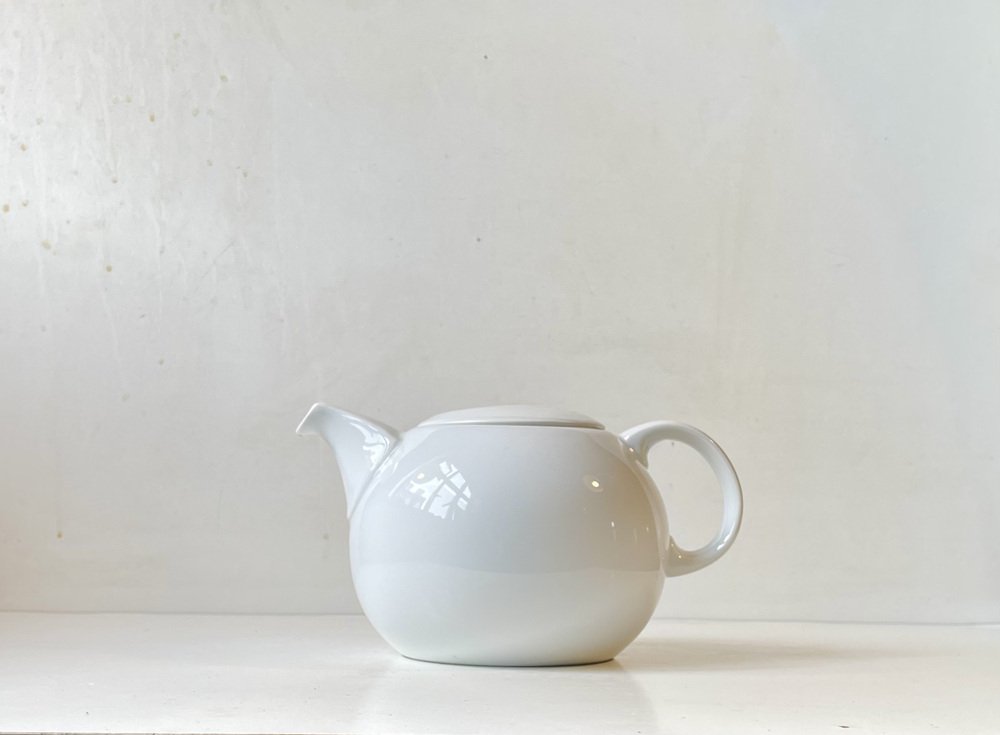 Mid-Century White Porcelain Corinth Tea Pot by Martin Hunt Corinth for Bing & Grondahl, 1970s