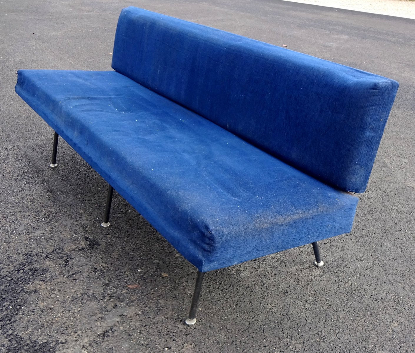 Model 32 Blue Sofa by Florence Knoll Bassett for Knoll Inc./Knoll International, 1960s