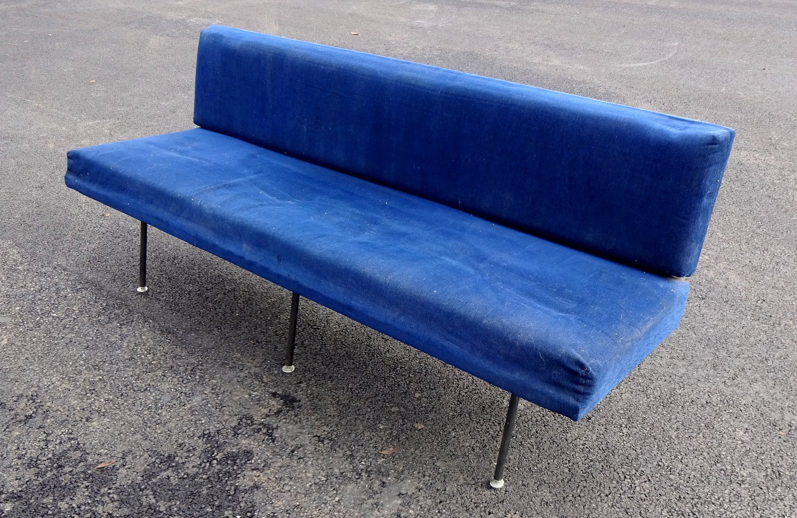 Model 32 Blue Sofa by Florence Knoll Bassett for Knoll Inc./Knoll International, 1960s