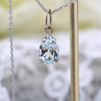 Modern 18 Karat White Gold Pendant Necklace with Aquamarine-OLU-1757422