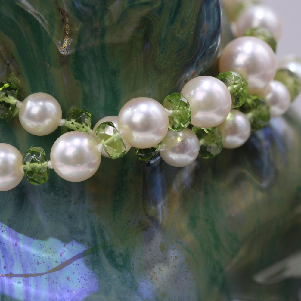 Modern Cultured Pearls Peridots 18 Karat Yellow Gold Clasp Necklace