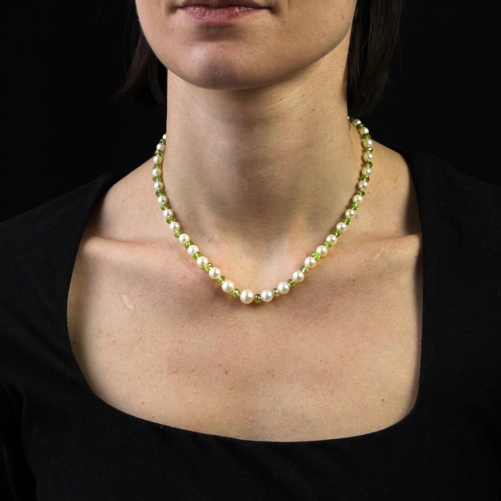 Modern Cultured Pearls Peridots 18 Karat Yellow Gold Clasp Necklace