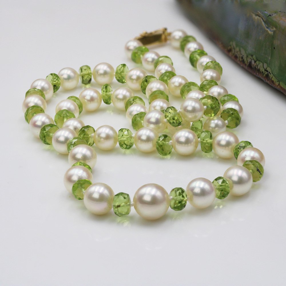 Modern Cultured Pearls Peridots 18 Karat Yellow Gold Clasp Necklace