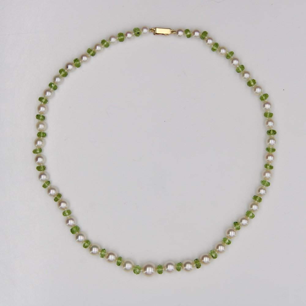 Modern Cultured Pearls Peridots 18 Karat Yellow Gold Clasp Necklace