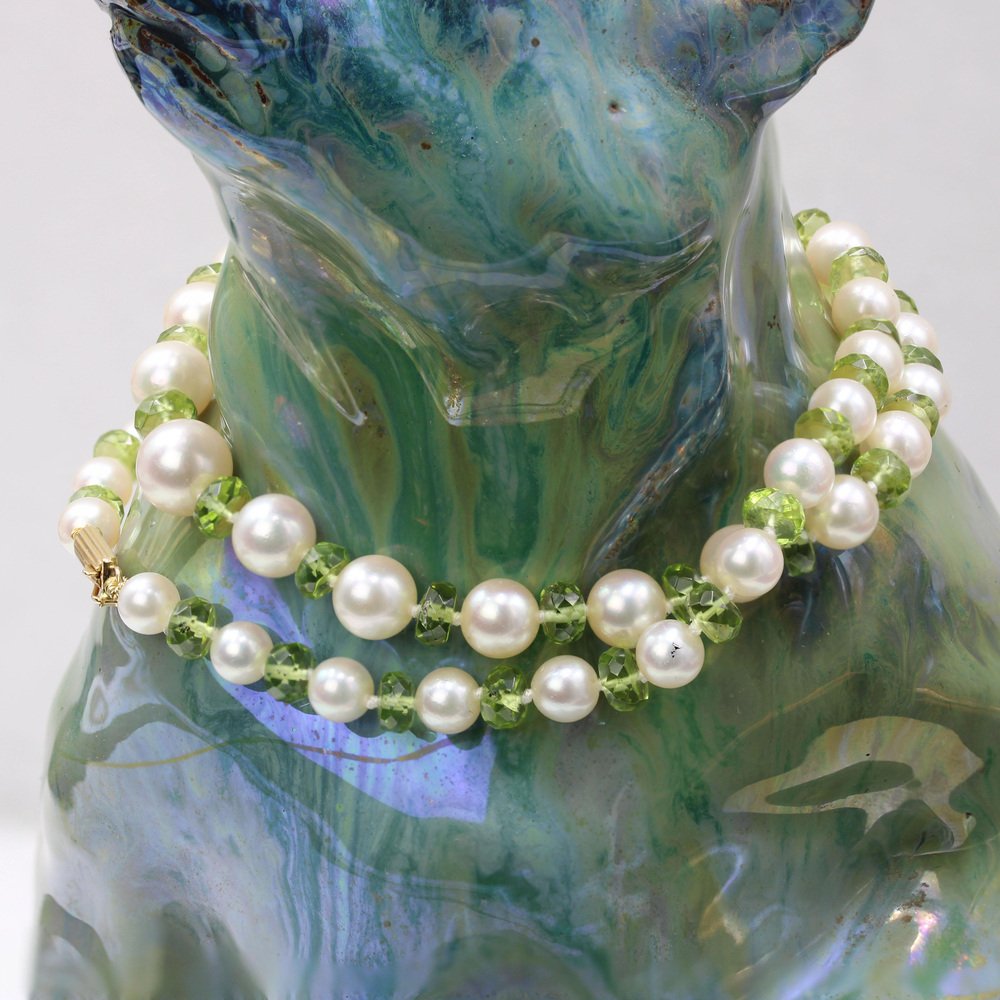 Modern Cultured Pearls Peridots 18 Karat Yellow Gold Clasp Necklace