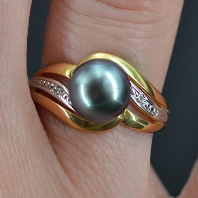 Modern Ring in 18 Karat Yellow Gold with Tahitian Pearl and Diamonds-OLU-1315772