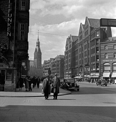 Moenckebergstrasse, City Hall, Cars, People, Hamburg Germany 1938 Printed 2021-DYV-992044