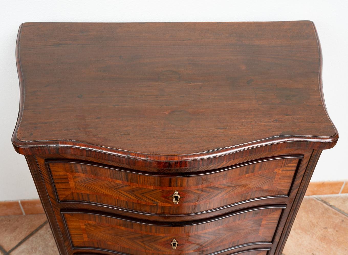 Neapolitan Louis XIV Chest of Drawers in Walnut Burl with Geometric Pattern Inlays, 18th Century