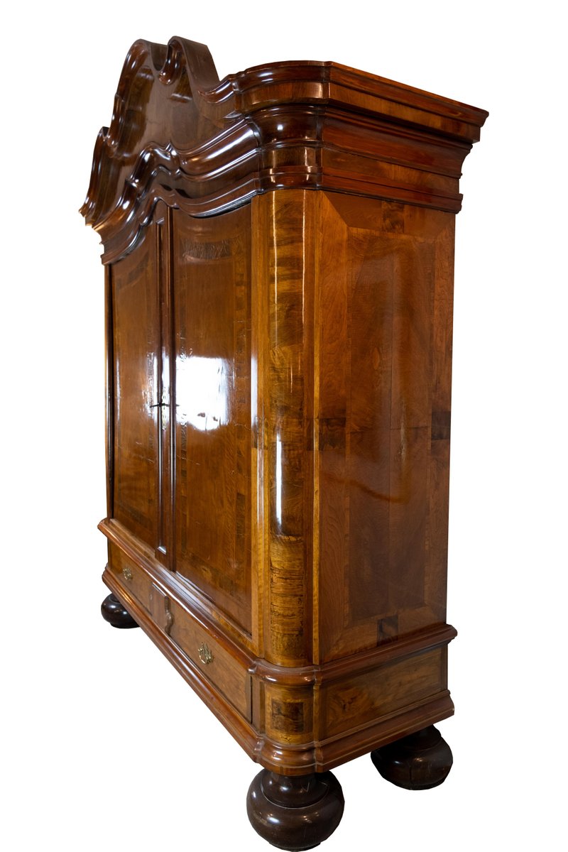 Northern German Baroque Cabinet in Walnut and Oak, 1730s