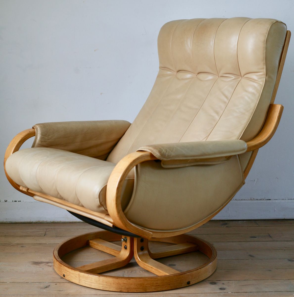 Norwegian Leather and Pine Swivel Chair by Ingmar Relling for Westnofa, 1970s