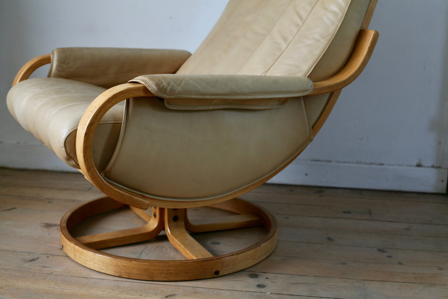 Norwegian Leather and Pine Swivel Chair by Ingmar Relling for Westnofa, 1970s