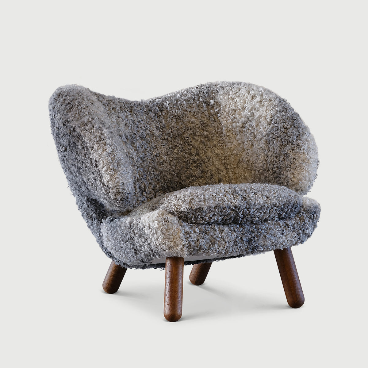 THE PELICAN CHAIR — Sheepskin | Gotland / Walnut