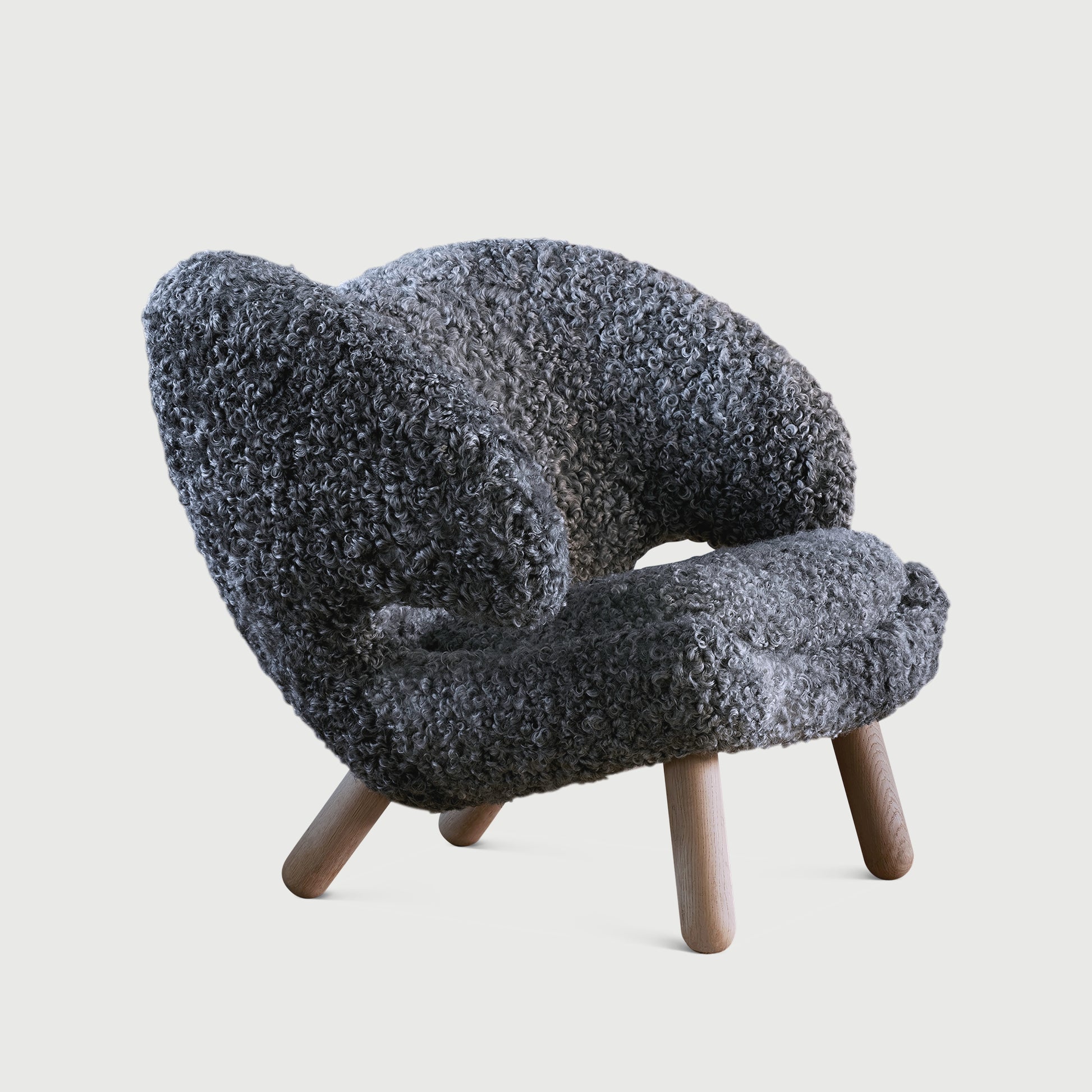 THE PELICAN CHAIR | GOTLAND SHEEPSKIN (Without Buttons) by House of Finn Juhl #Oak Clear Oil / Sheepskin | Gotland