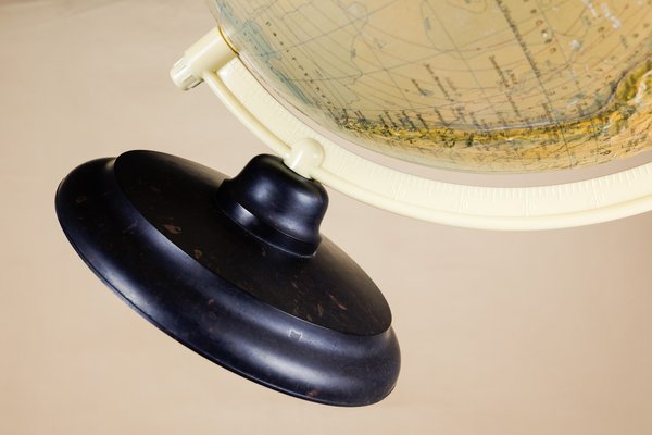 Physical Globe with Relief from Paul Räth Nachf. KG, Leipzig, 1964-YGX-746564