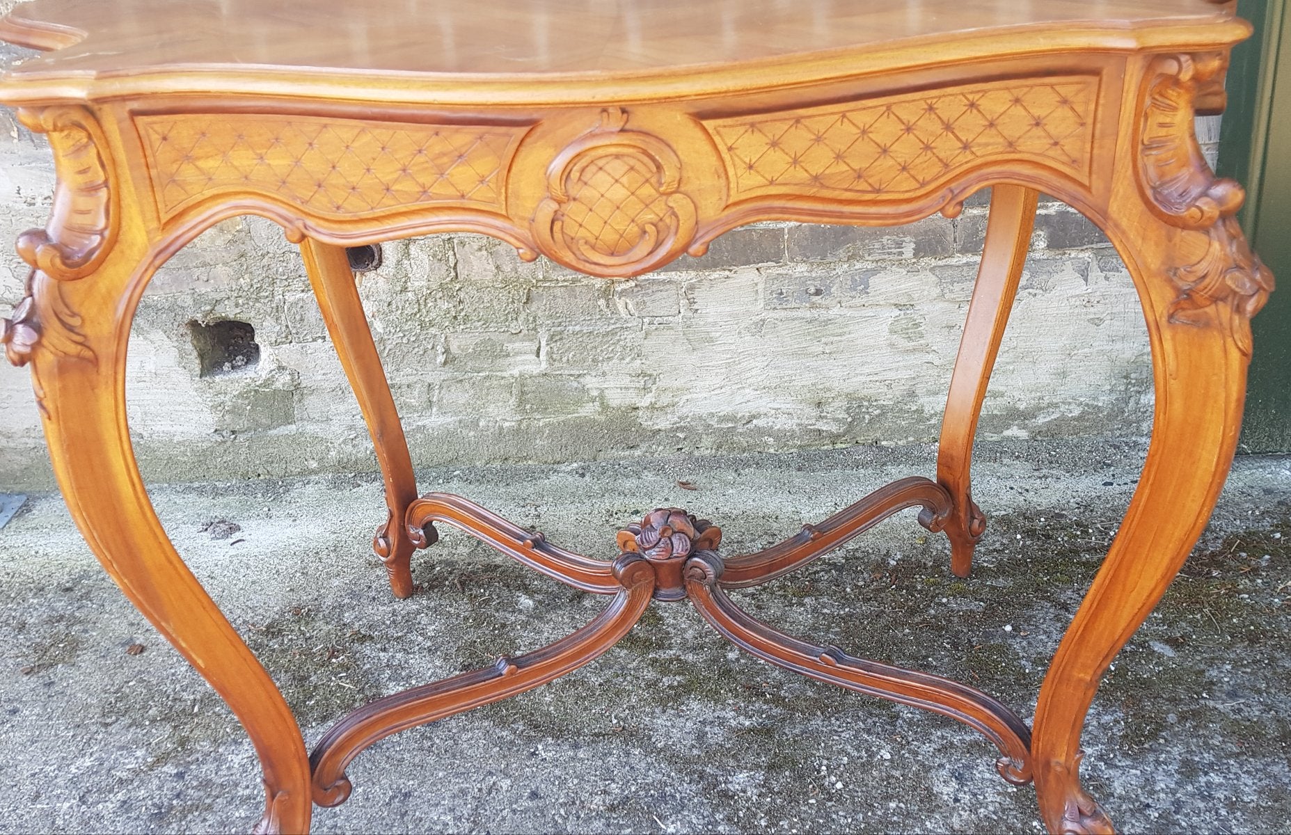 Queen Anne Salon Table