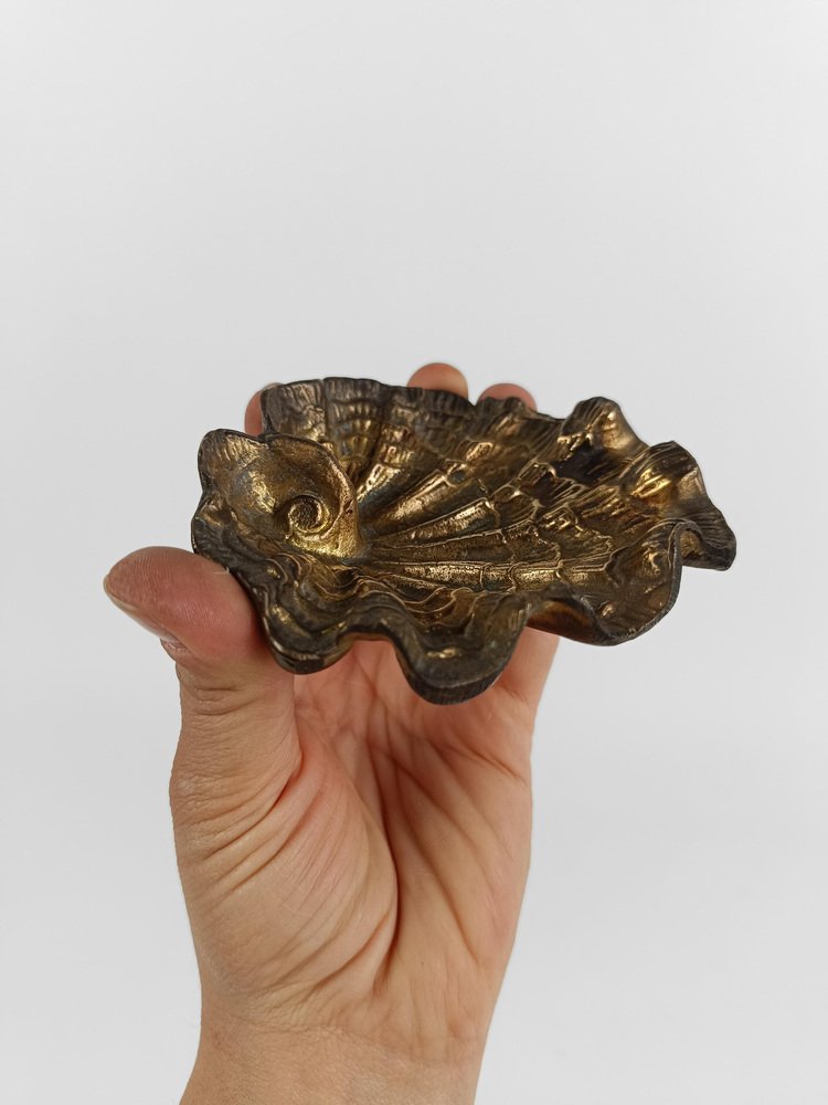 Rococo Style Sculptural Shell-Shaped Ashtray in Gilded Bronze, Italy, 1970s