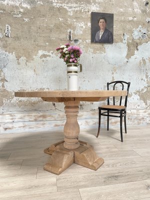 Round Table in Oak-UX-1735582