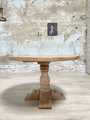 Round Table in Oak-UX-1735582