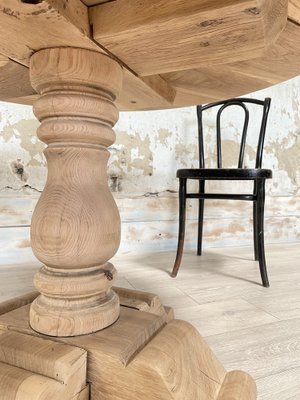 Round Table in Oak-UX-1735582