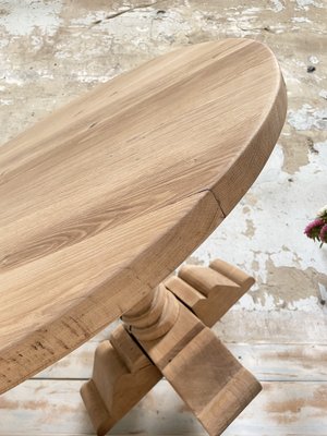 Round Table in Oak-UX-1735582