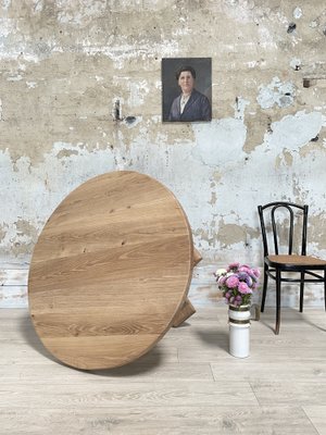 Round Table in Oak-UX-1735582