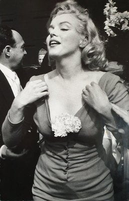 Sam Shaw Marilyn Monroe "Cocktail party during the USA - Israel football match" 1959-ICD-677744