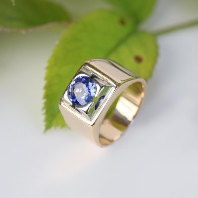 Sapphire 18 Karat Yellow Gold Tank Signet Ring, 1940s-OLU-1743325