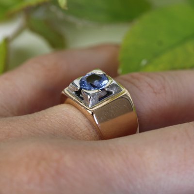 Sapphire 18 Karat Yellow Gold Tank Signet Ring, 1940s-OLU-1743325