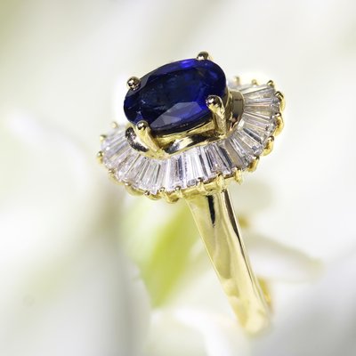 Sapphire Trapeze Cut Diamonds 18 Karat Yellow Gold Ring, 1980s-OLU-2042372