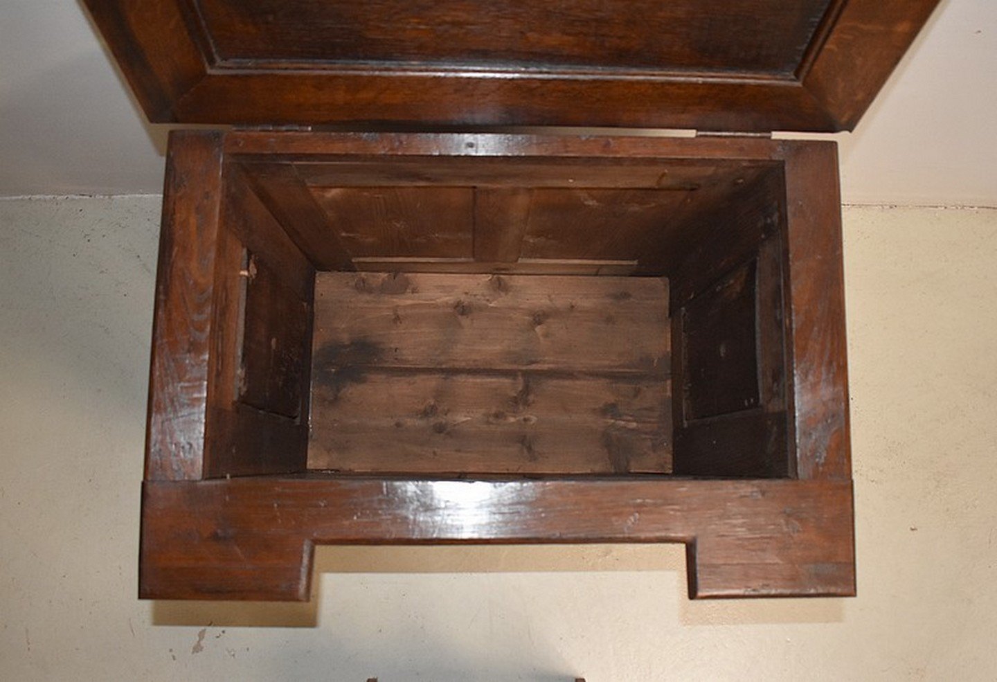 Small Renaissance Style Landing Linen Chest in Oak, Late 19th Century