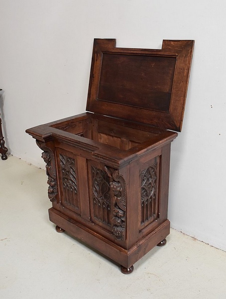 Small Renaissance Style Landing Linen Chest in Oak, Late 19th Century