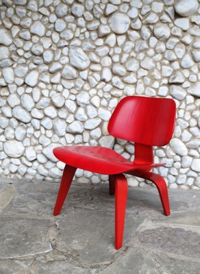 Stained Red LCW Lounge Chair by Charles & Ray Eames for Herman Miller / Evans Products Company, 1948-ZM-1074254