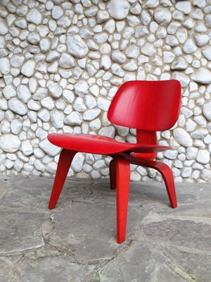 Stained Red LCW Lounge Chair by Charles & Ray Eames for Herman Miller / Evans Products Company, 1948-ZM-1074254