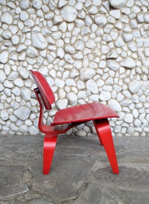 Stained Red LCW Lounge Chair by Charles & Ray Eames for Herman Miller / Evans Products Company, 1948-ZM-1074254