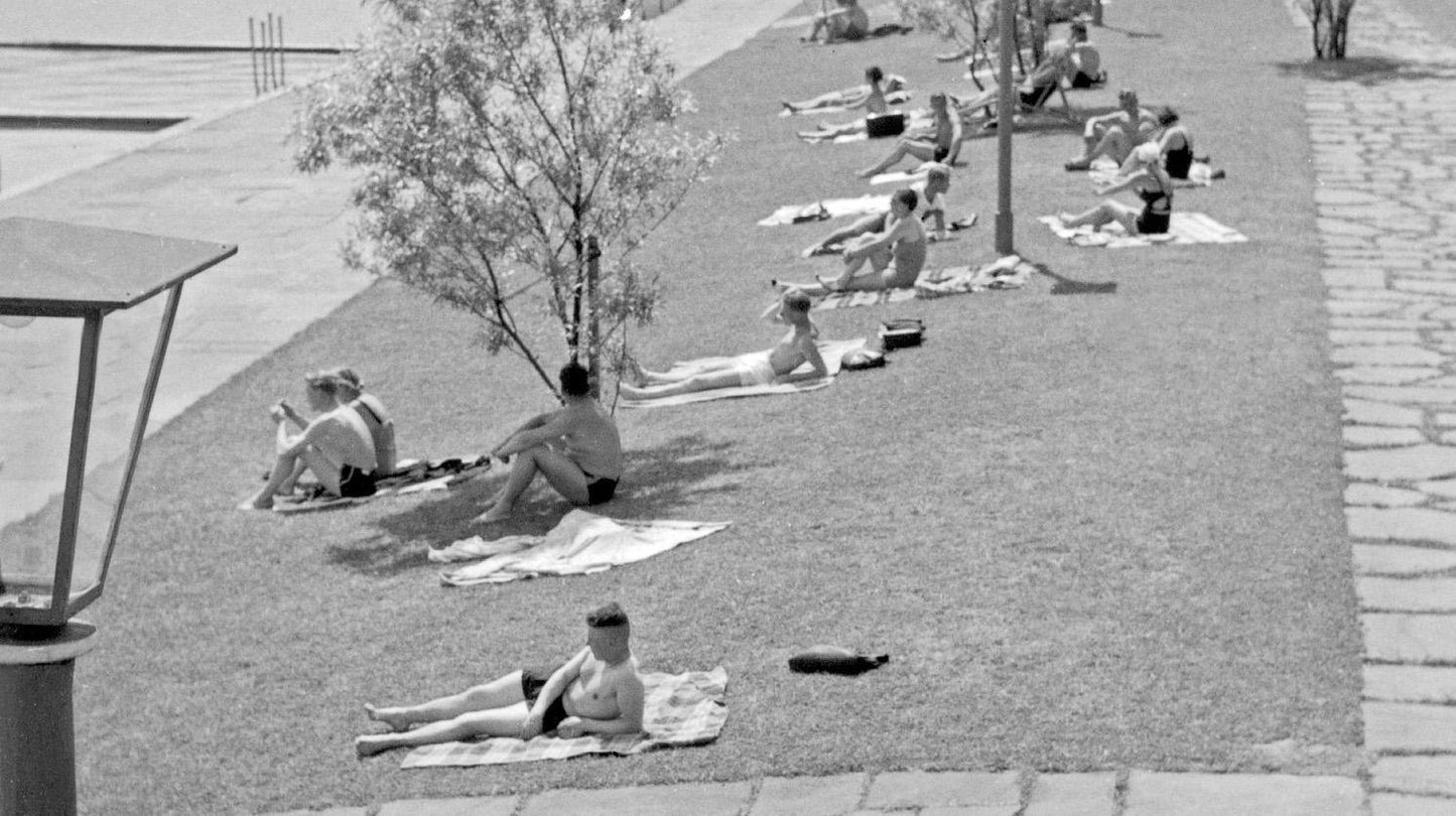 Sunbathers on the Shore of Max Eyth Lake, Stuttgart Germany, 1935-DYV-988147