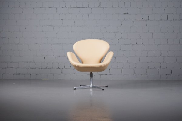 Swan Chair in Leather Arne Jacobsen for Fritz Hansen, 1960s-XNJ-1357436