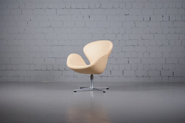 Swan Chair in Leather Arne Jacobsen for Fritz Hansen, 1960s-XNJ-1357436