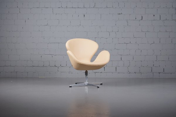 Swan Chair in Leather Arne Jacobsen for Fritz Hansen, 1960s-XNJ-1357436