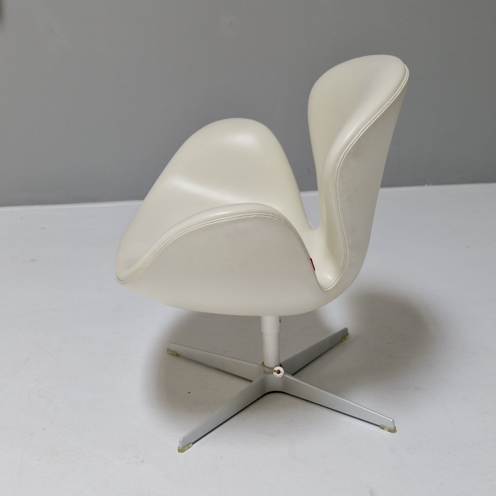 Swan Chair in Leather from Fritz Hansen