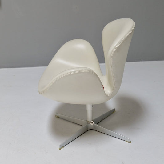 Swan Chair in Leather from Fritz Hansen