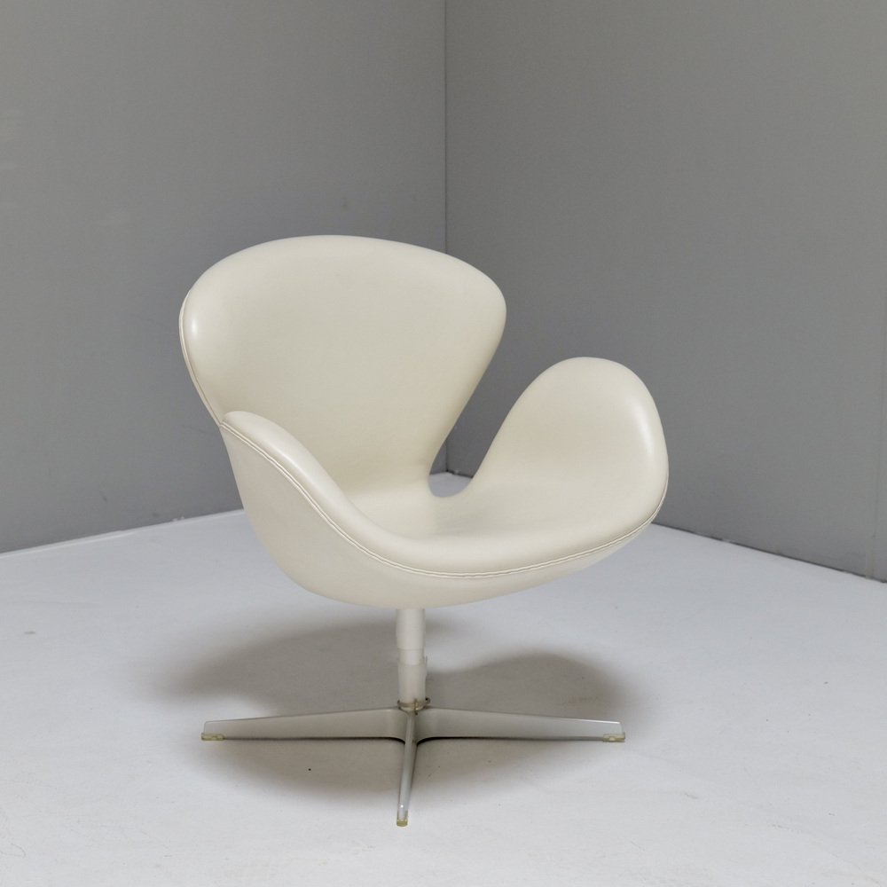 Swan Chair in Leather from Fritz Hansen