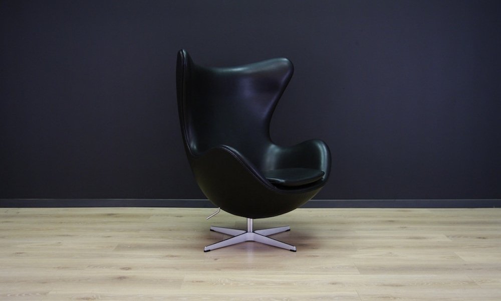 The Egg Chair in Black Leather by Arne Jacobsen for Fritz Hansen