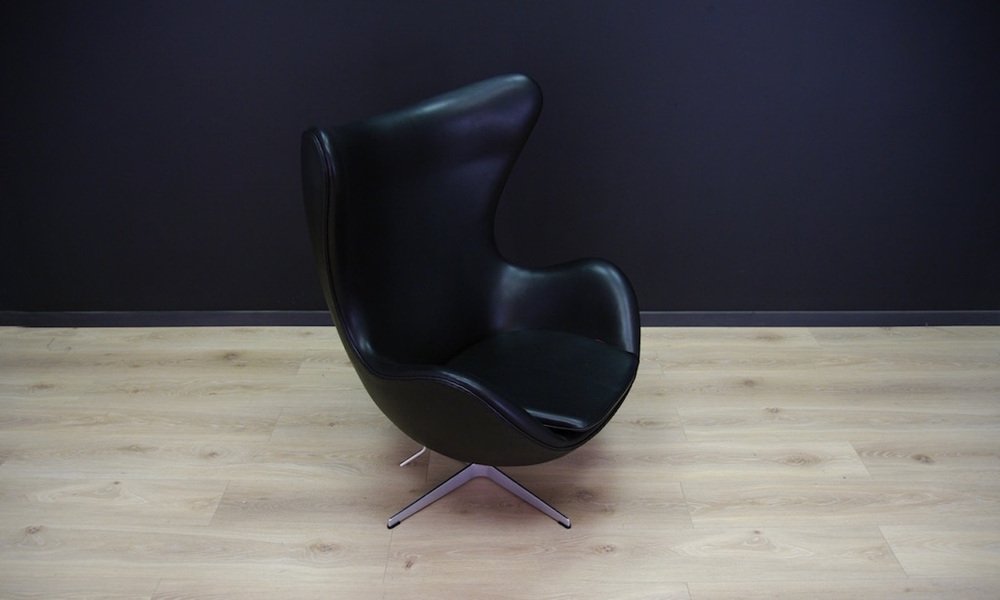 The Egg Chair in Black Leather by Arne Jacobsen for Fritz Hansen