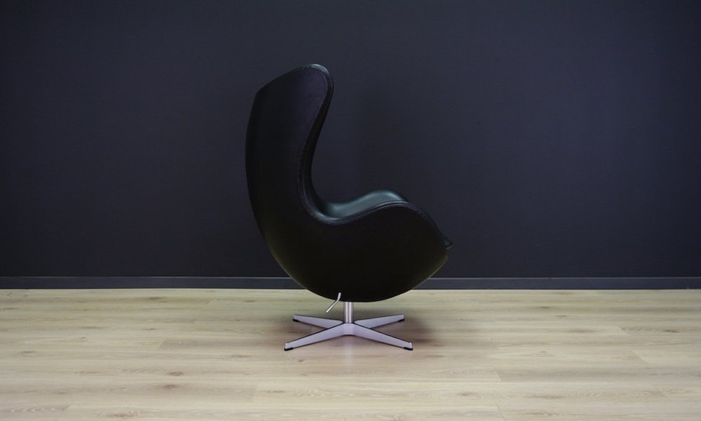 The Egg Chair in Black Leather by Arne Jacobsen for Fritz Hansen