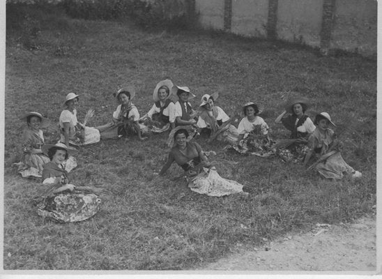 Unknown, Women Sitting and Relaxing, Vintage Black & White Photo, 1934-ZCI-941548